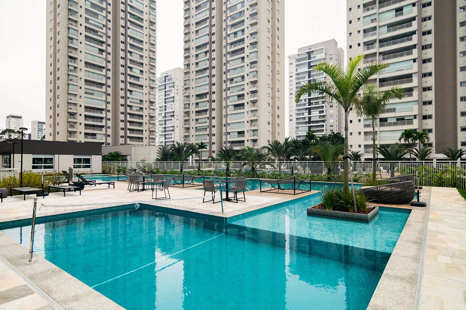 Piscinas externas do Reserva Caminhos da Lapa com as torres ao fundo