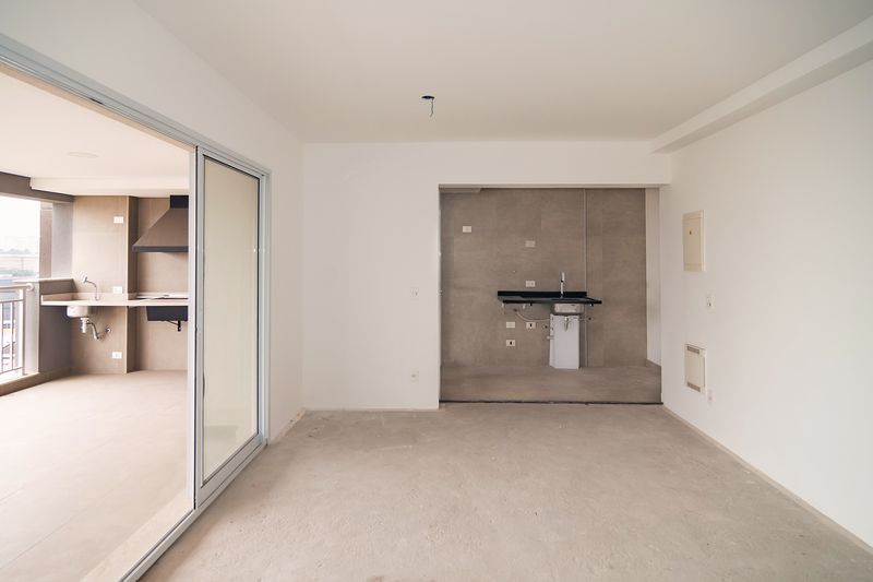 Sala vista a partir da cozinha, com porta de vidro para a varanda